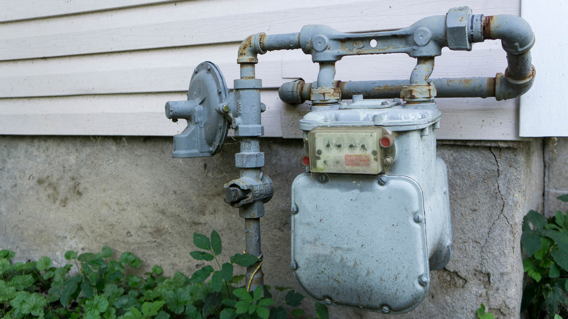 How to detect a gas leak - photo of an outdoor gas meter